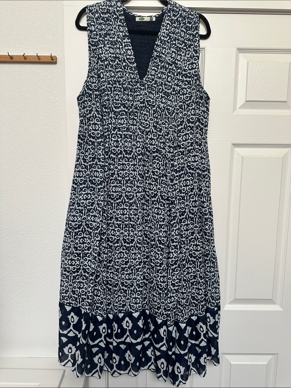 Dolma Sleeveless Navy & White Printed V-Neck Dress